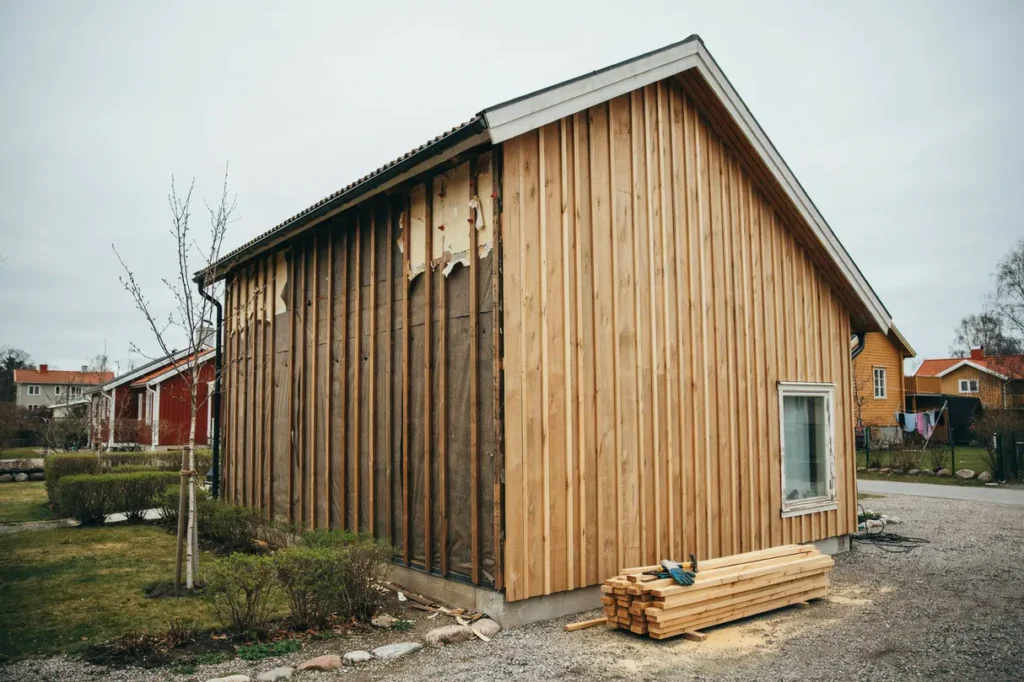 byta panel p huset tecken p skador r tt virke och smart planering f r en h llbar fasad
